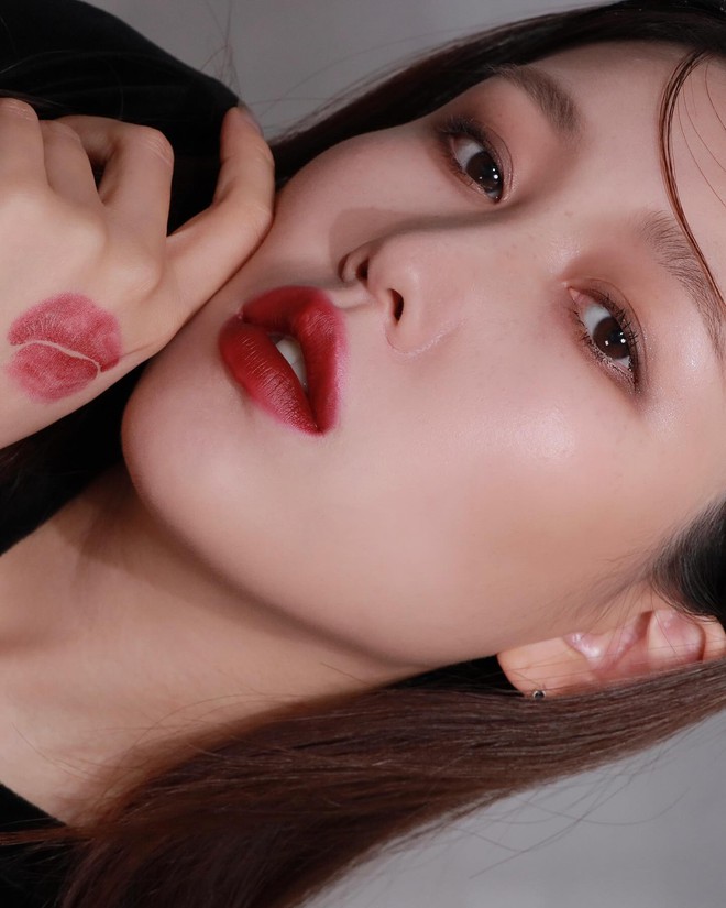 Hơn 2 triệu cô gái thành Conan truy tìm 1 màu son đỏ rượu sang chảnh khó tả- Ảnh 6. Hơn 2 triệu cô gái thành Conan truy tìm 1 màu son đỏ rượu sang chảnh khó tả- Ảnh 6.