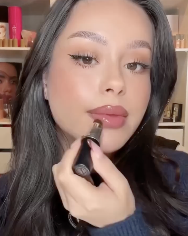 Hơn 2 triệu cô gái thành Conan truy tìm 1 màu son đỏ rượu sang chảnh khó tả- Ảnh 4. Hơn 2 triệu cô gái thành Conan truy tìm 1 màu son đỏ rượu sang chảnh khó tả- Ảnh 4.