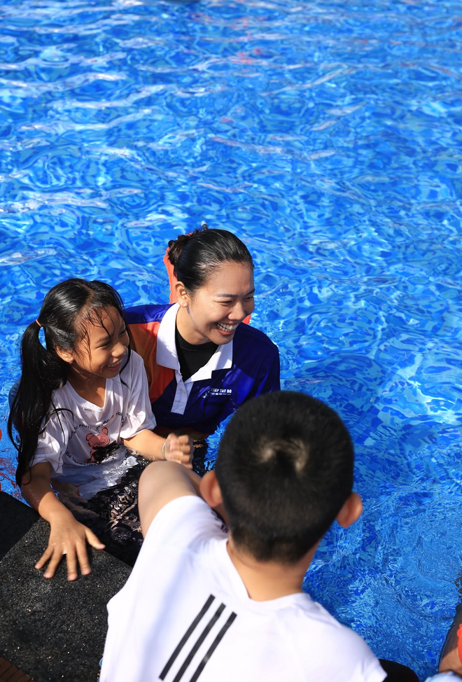 Bất ngờ với nguồn thu nhập của thầy dạy bơi nổi tiếng Việt Nam: Từng kiếm tiền tỷ ở tuổi 19 - Ảnh 2.