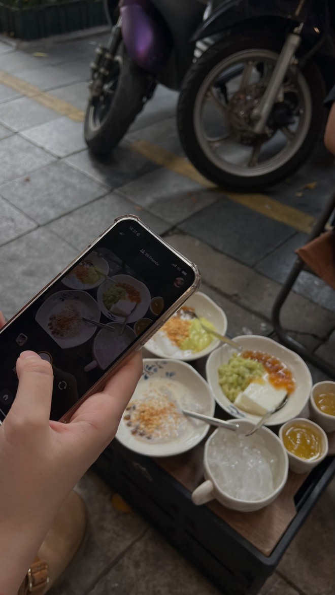 H&agrave; Nội hạ gần 10 độ chỉ sau một đ&ecirc;m, d&acirc;n t&igrave;nh đồng loạt rủ nhau &ldquo;xin nghỉ l&agrave;m để đi lượn phố&rdquo; - Ảnh 43.