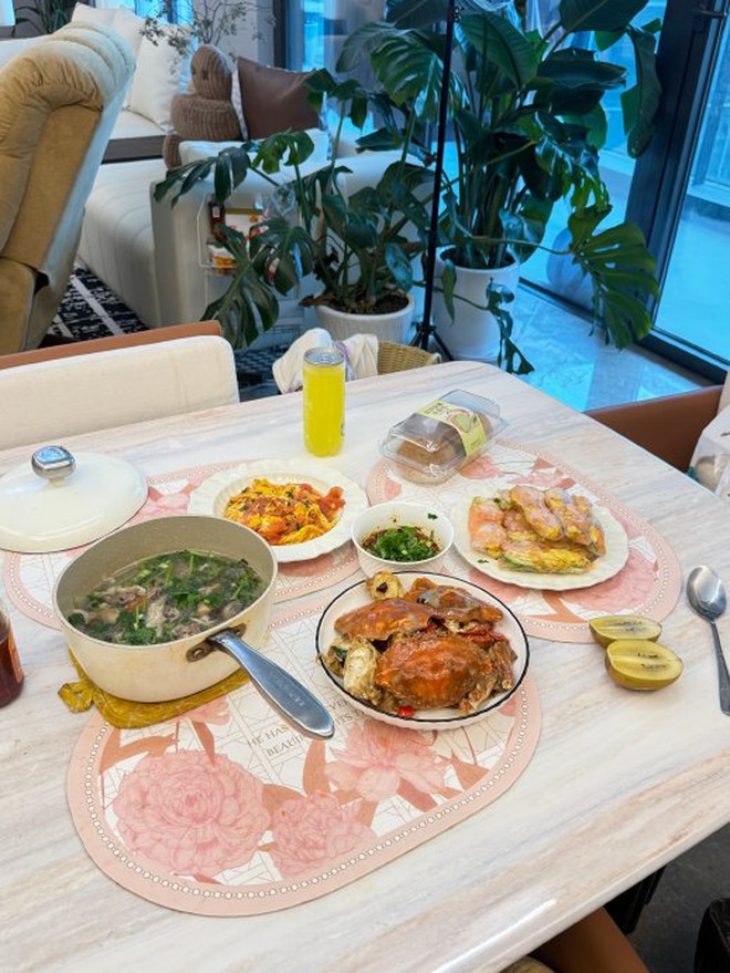 Đặt đồ ăn hết 15,4 triệu/th&aacute;ng, d&acirc;n văn ph&ograve;ng đ&agrave;nh chi 5-7 triệu thu&ecirc; người tới tận nh&agrave; nấu cơm - Ảnh 2.