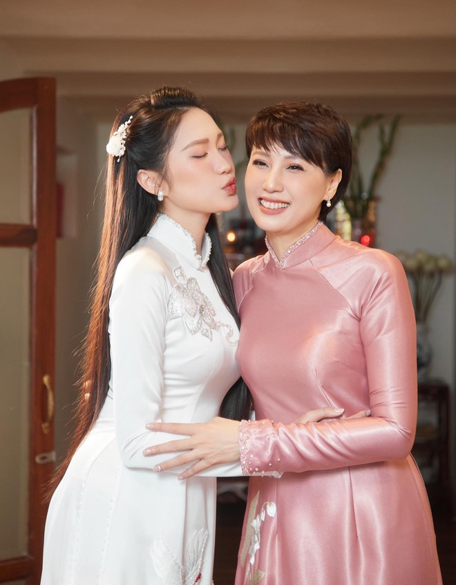 B&agrave; ngoại SN 1977 hot nhất Việt Nam thả d&aacute;ng &ldquo;cho&aacute;y&rdquo;, cứ xuất hiện l&agrave; x&ocirc;n xao - Ảnh 7.