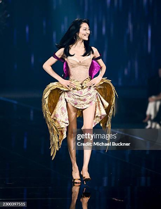 Xin vía Tỉnh Bách Nhiên có bạn gái "ate" trọn sàn diễn Victoria's Secret Fashion Show 2026!- Ảnh 2.