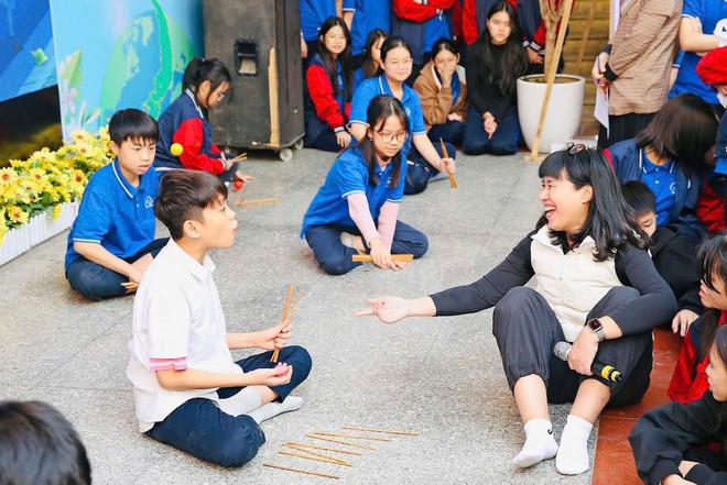 Tại sao trẻ c&oacute; thể n&oacute;i với nhiều người xa lạ tr&ecirc;n mạng nhưng lại "đ&oacute;ng cửa" với ch&iacute;nh cha mẹ m&igrave;nh? - Ảnh 2.