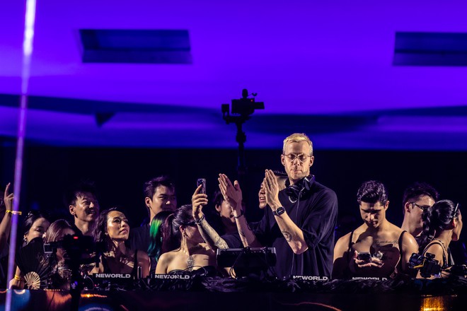 Trực tiếp từ điểm dừng duy nhất ở Đông Nam Á của NEWORLD: Huyền thoại Adam Beyer kết show ấn tượng, hàng nghìn raver "bung chất riêng" cùng bia Tuborg - Ảnh 8.