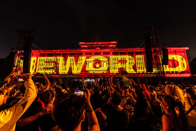 Trực tiếp từ điểm dừng duy nhất ở Đông Nam Á của NEWORLD: Huyền thoại Adam Beyer kết show ấn tượng, hàng nghìn raver "bung chất riêng" cùng bia Tuborg - Ảnh 4.