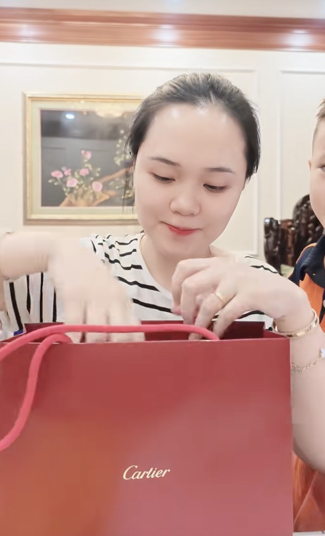 Nguyễn Quỳnh Anh được Duy Mạnh tặng v&ograve;ng tay trăm triệu, sau 1 th&aacute;ng sang Mỹ chăm chồng phẫu thuật - Ảnh 1.