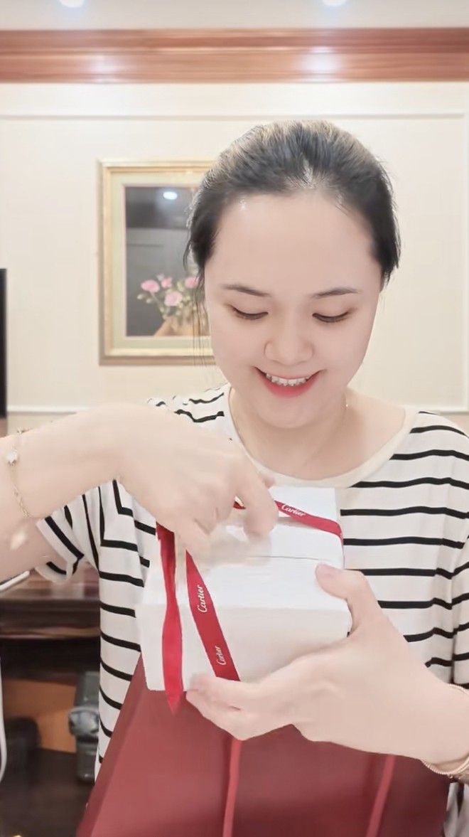 Nguyễn Quỳnh Anh được Duy Mạnh tặng v&ograve;ng tay trăm triệu, sau 1 th&aacute;ng sang Mỹ chăm chồng phẫu thuật - Ảnh 2.