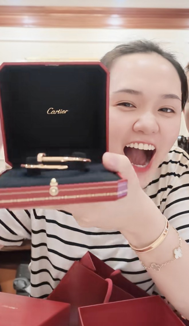 Nguyễn Quỳnh Anh được Duy Mạnh tặng v&ograve;ng tay trăm triệu, sau 1 th&aacute;ng sang Mỹ chăm chồng phẫu thuật - Ảnh 3.