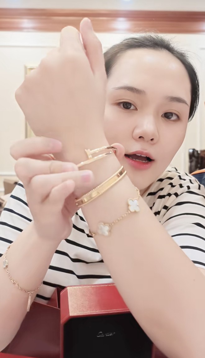 Nguyễn Quỳnh Anh được Duy Mạnh tặng v&ograve;ng tay trăm triệu, sau 1 th&aacute;ng sang Mỹ chăm chồng phẫu thuật - Ảnh 4.