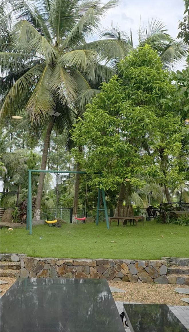 Căn nh&agrave; ngoại &ocirc; xanh mướt, ngập tr&agrave;n hoa v&agrave; c&acirc;y ăn quả,.. của Cục trưởng Xu&acirc;n Bắc - Ảnh 2.
