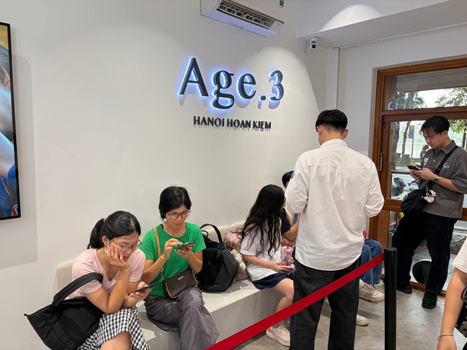 M&oacute;n b&aacute;nh khiến Tăng Thanh H&agrave; xếp h&agrave;ng 40 ph&uacute;t vừa về H&agrave; Nội: Gi&aacute; gần 200k/chiếc, một vị phải bỏ dở giữa chừng  - Ảnh 9.