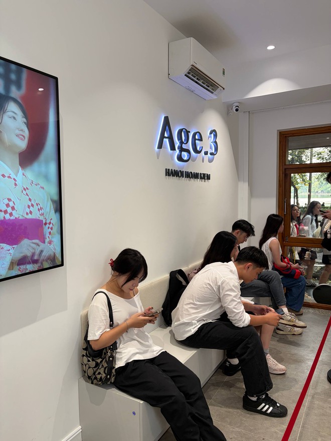M&oacute;n b&aacute;nh khiến Tăng Thanh H&agrave; xếp h&agrave;ng 40 ph&uacute;t vừa về H&agrave; Nội: Gi&aacute; gần 200k/chiếc, một vị phải bỏ dở giữa chừng  - Ảnh 11.