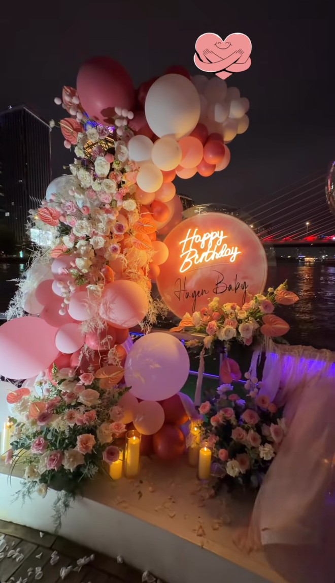Người phụ nữ sống trong l&acirc;u đ&agrave;i 100 tỷ tung ảnh tr&ecirc;n du thuyền b&ecirc;n &ocirc;ng chủ chuỗi kh&aacute;ch sạn nổi tiếng TP.HCM - Ảnh 2.