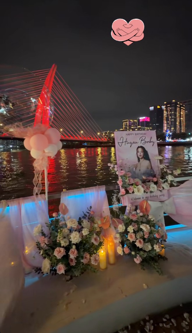Người phụ nữ sống trong l&acirc;u đ&agrave;i 100 tỷ tung ảnh tr&ecirc;n du thuyền b&ecirc;n &ocirc;ng chủ chuỗi kh&aacute;ch sạn nổi tiếng TP.HCM - Ảnh 3.