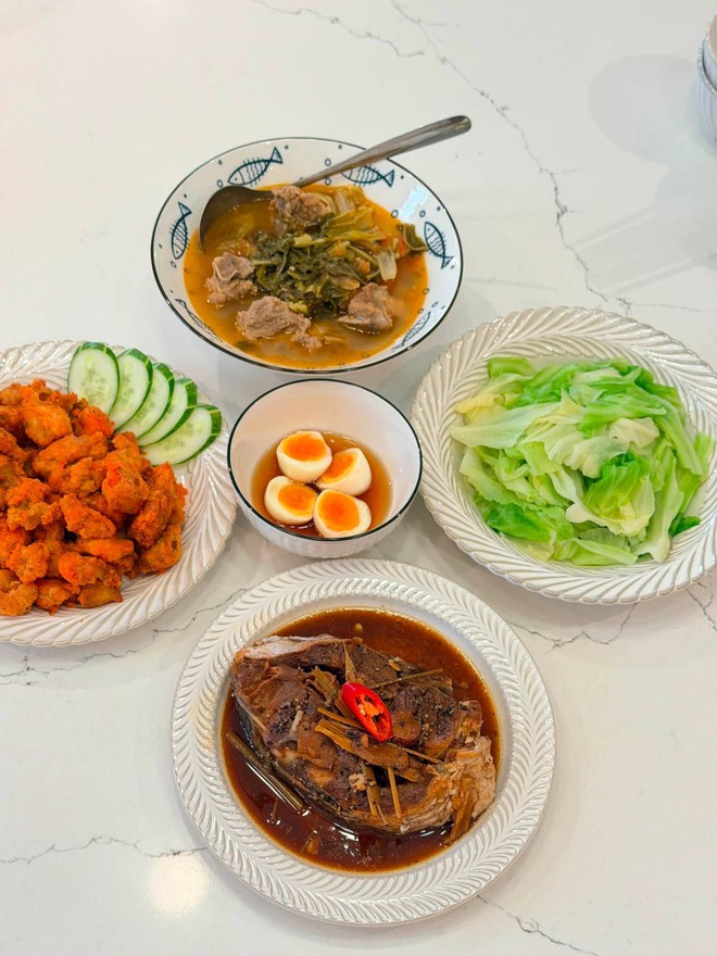 M&acirc;m cơm nh&agrave; của Ph&oacute; Gi&aacute;m đốc l&agrave;m MC Ai L&agrave; Triệu Ph&uacute; v&agrave; c&ocirc; đồng nghiệp - Ảnh 3.