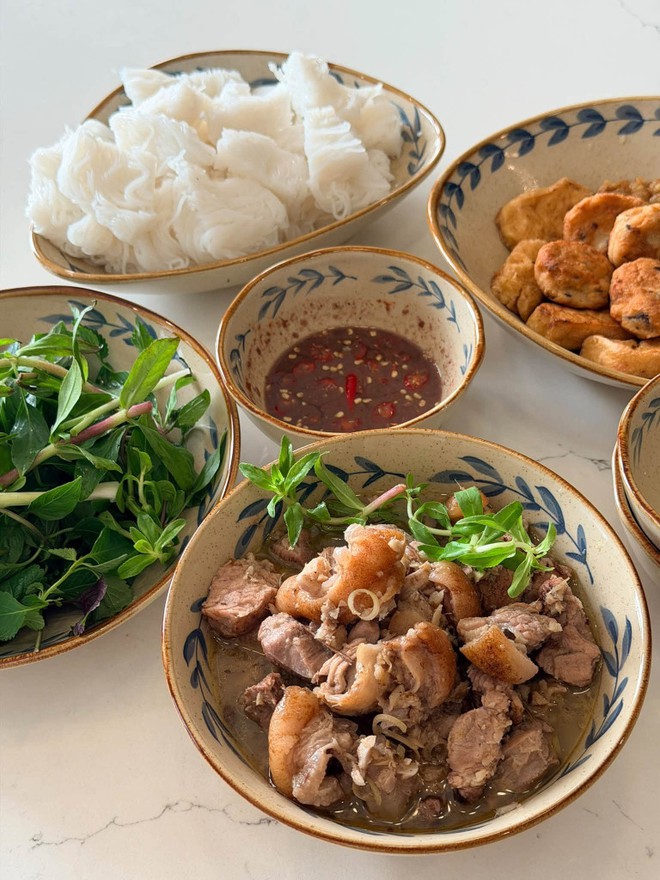 M&acirc;m cơm nh&agrave; của Ph&oacute; Gi&aacute;m đốc l&agrave;m MC Ai L&agrave; Triệu Ph&uacute; v&agrave; c&ocirc; đồng nghiệp - Ảnh 9.