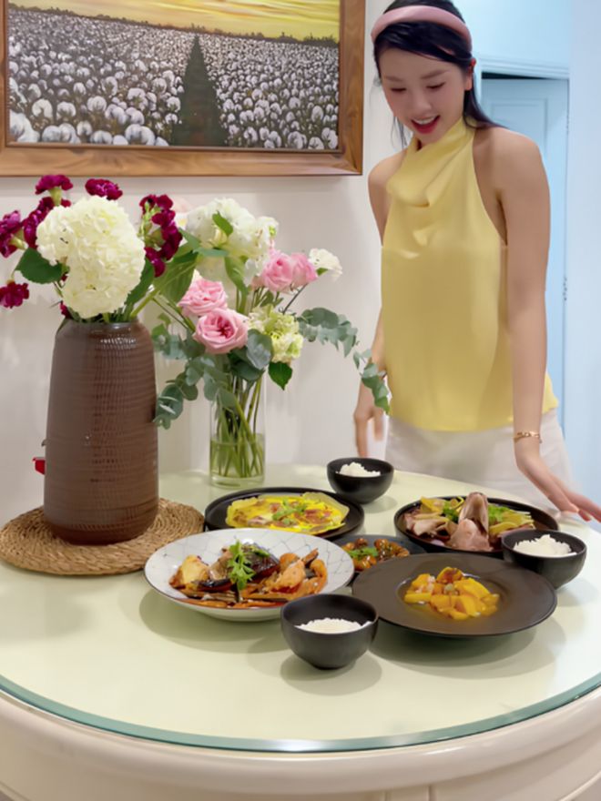 M&acirc;m cơm nh&agrave; của người đẹp miền T&acirc;y lấy chồng Tiến sĩ, đ&aacute;m cưới đeo 13 c&acirc;y v&agrave;ng- Ảnh 3.