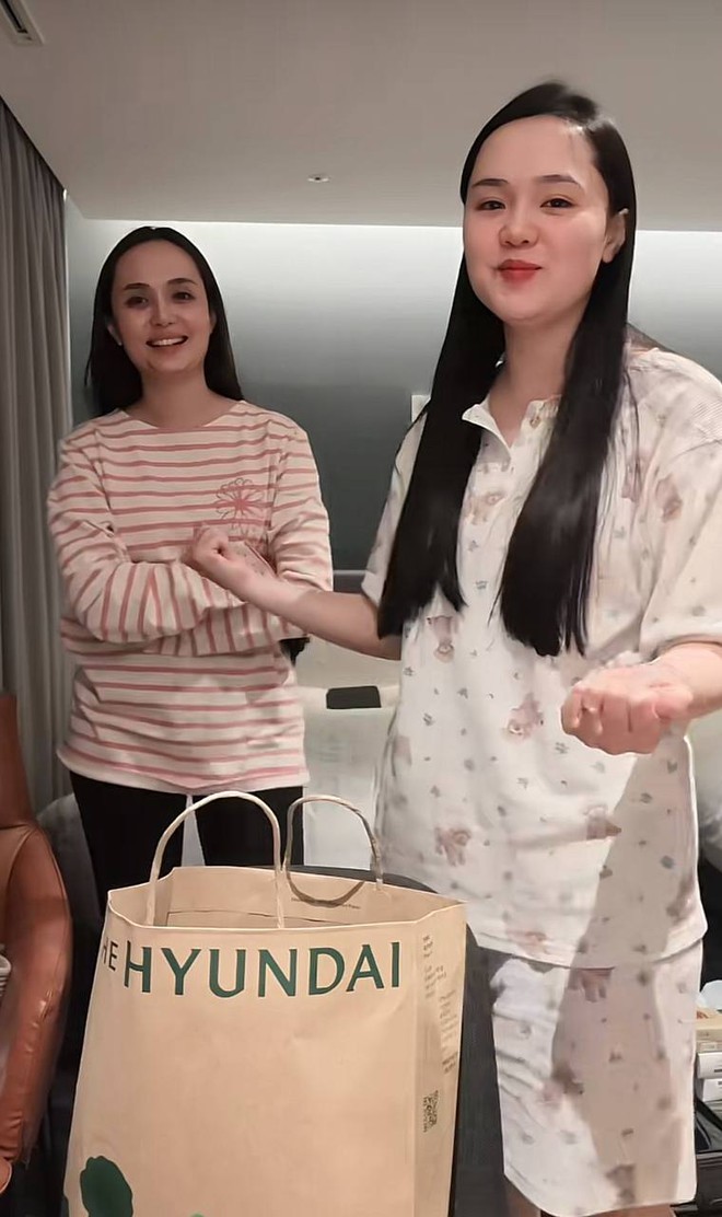 2 &aacute;i nữ nh&agrave; cựu Chủ tịch CLB S&agrave;i G&ograve;n c&ocirc;ng khai gi&aacute; một buổi đi mua sắm, m&agrave;n l&ecirc;n đồ g&acirc;y b&agrave;n t&aacute;n - Ảnh 2.