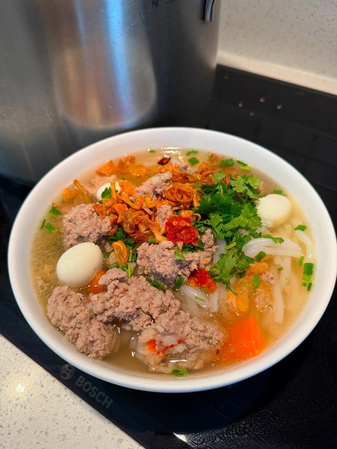 M&acirc;m cơm nh&agrave; của nữ diễn vi&ecirc;n nổi tiếng từng đạp xe giao cơm, nay l&agrave;m d&acirc;u tỷ ph&uacute; &ldquo;vua h&agrave;ng hiệu&rdquo; - Ảnh 8.