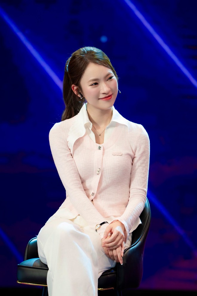 MC Kh&aacute;nh Vy v&agrave; &ldquo;aura&rdquo; tri thức l&ecirc;n thẳng hot search - Ảnh 5.