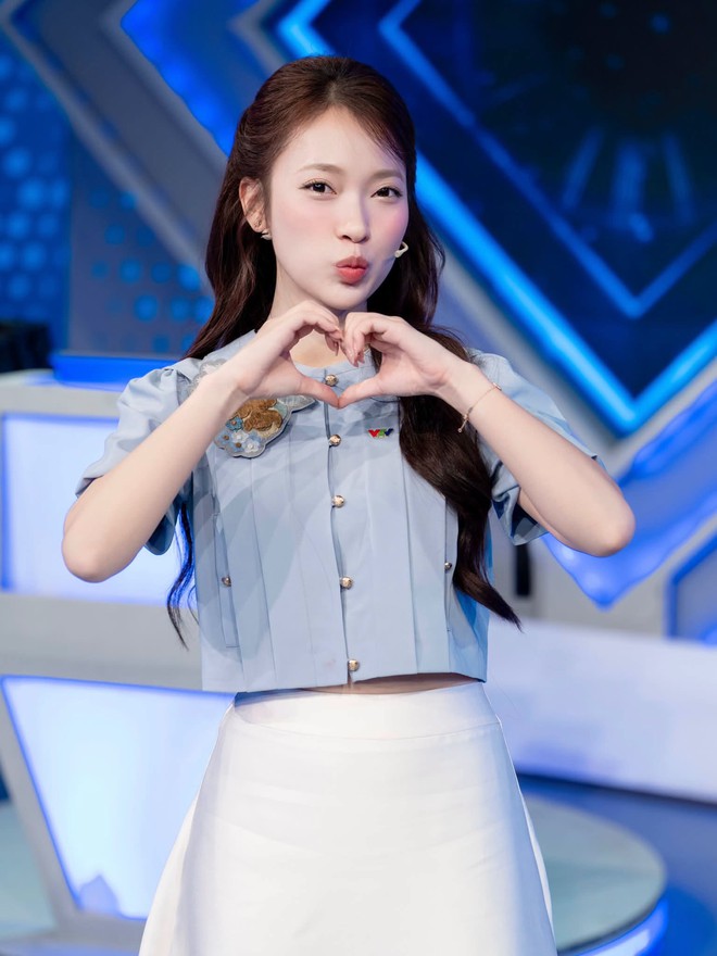 MC Kh&aacute;nh Vy v&agrave; &ldquo;aura&rdquo; tri thức l&ecirc;n thẳng hot search - Ảnh 4.