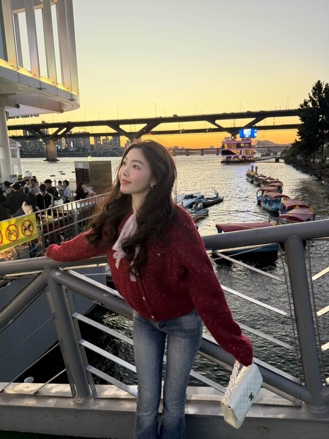 Con g&aacute;i MC Quyền Linh mặc đơn giản vẫn xinh, cứ diện quần jeans l&agrave; đẹp b&ugrave;ng nổ- Ảnh 6.