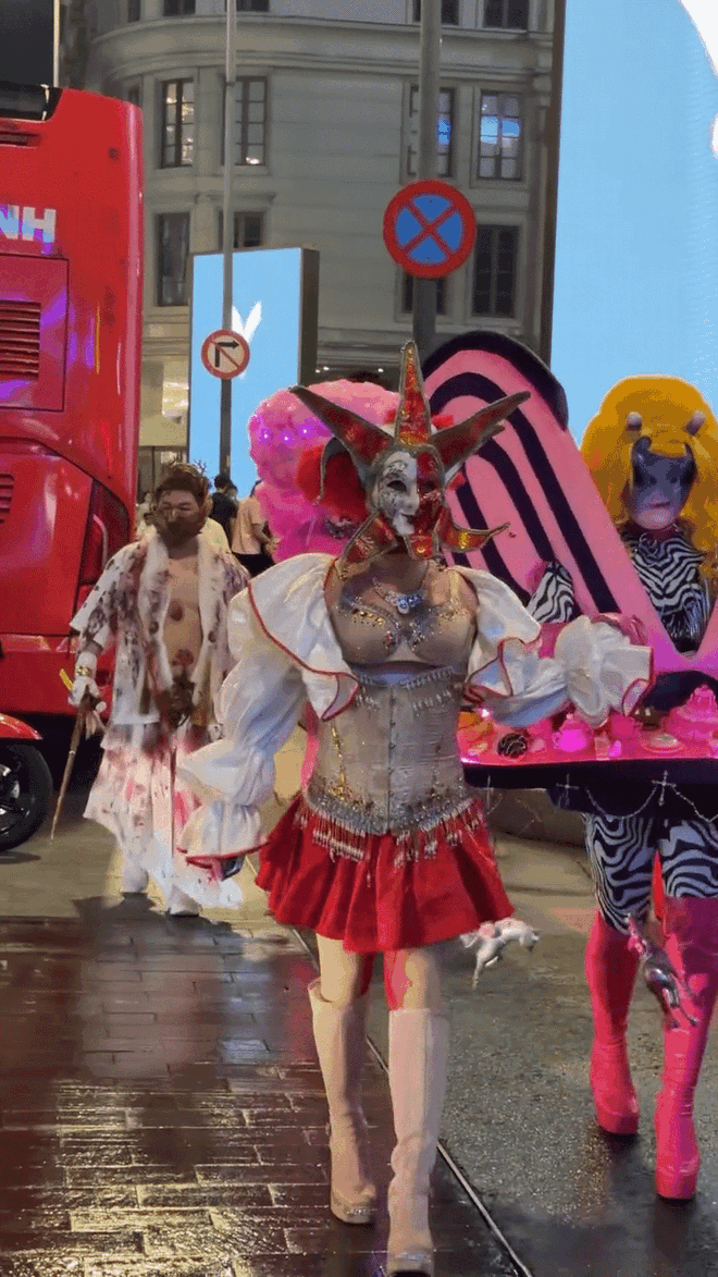 Halloween ở Sài Gòn chơi lớn cỡ này: Đường phố biến thành sàn catwalk, ai nấy đầu tư không tiếc tay - Ảnh 1.