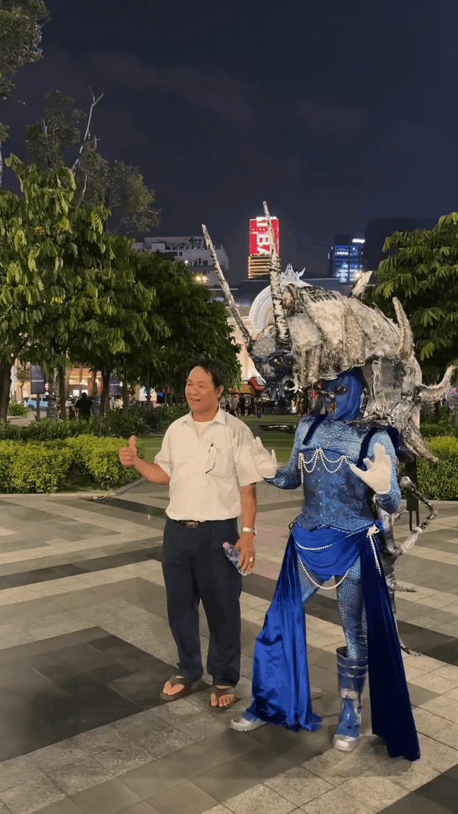 Halloween ở Sài Gòn chơi lớn cỡ này: Đường phố biến thành sàn catwalk, ai nấy đầu tư không tiếc tay - Ảnh 28.
