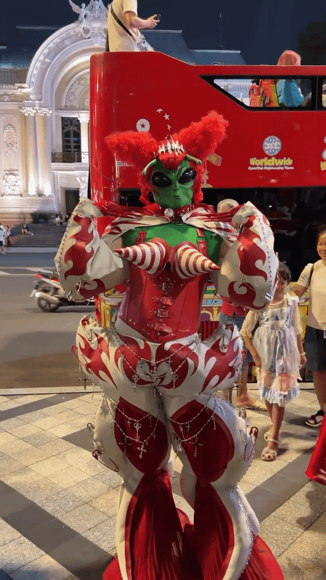 Halloween ở Sài Gòn chơi lớn cỡ này: Đường phố biến thành sàn catwalk, ai nấy đầu tư không tiếc tay - Ảnh 2.