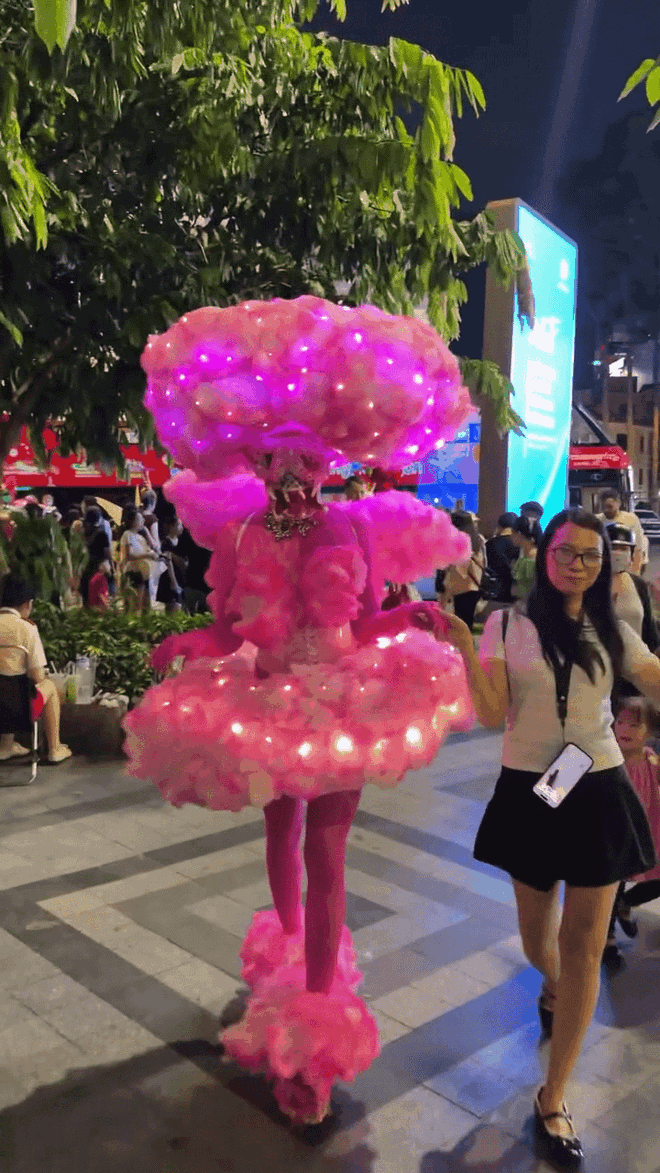 Halloween ở Sài Gòn chơi lớn cỡ này: Đường phố biến thành sàn catwalk, ai nấy đầu tư không tiếc tay - Ảnh 7.