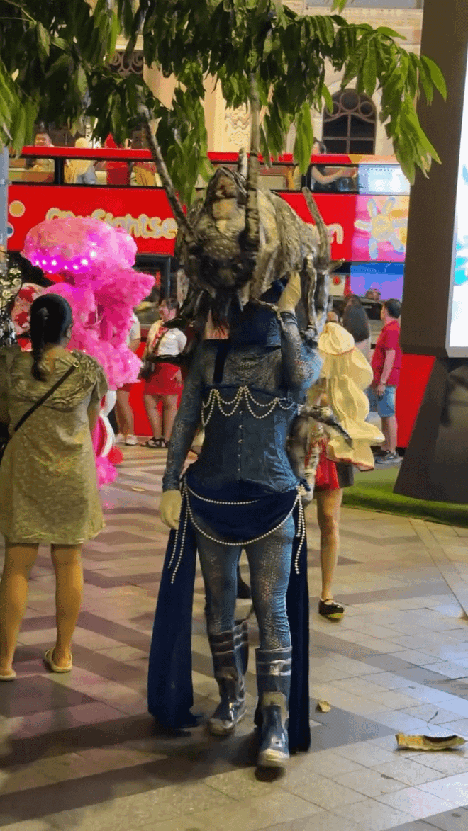 Halloween ở Sài Gòn chơi lớn cỡ này: Đường phố biến thành sàn catwalk, ai nấy đầu tư không tiếc tay - Ảnh 6.