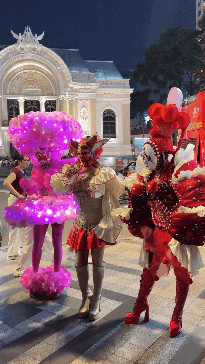 Halloween ở Sài Gòn chơi lớn cỡ này: Đường phố biến thành sàn catwalk, ai nấy đầu tư không tiếc tay - Ảnh 4.