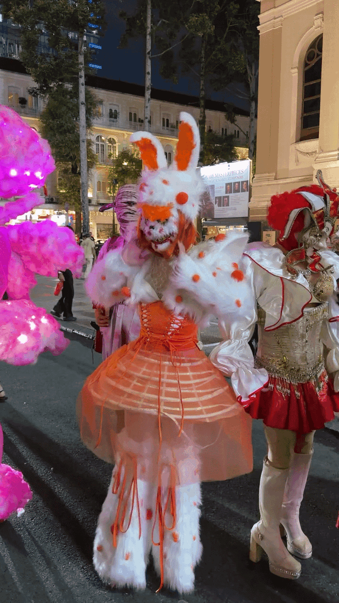 Halloween ở Sài Gòn chơi lớn cỡ này: Đường phố biến thành sàn catwalk, ai nấy đầu tư không tiếc tay - Ảnh 3.