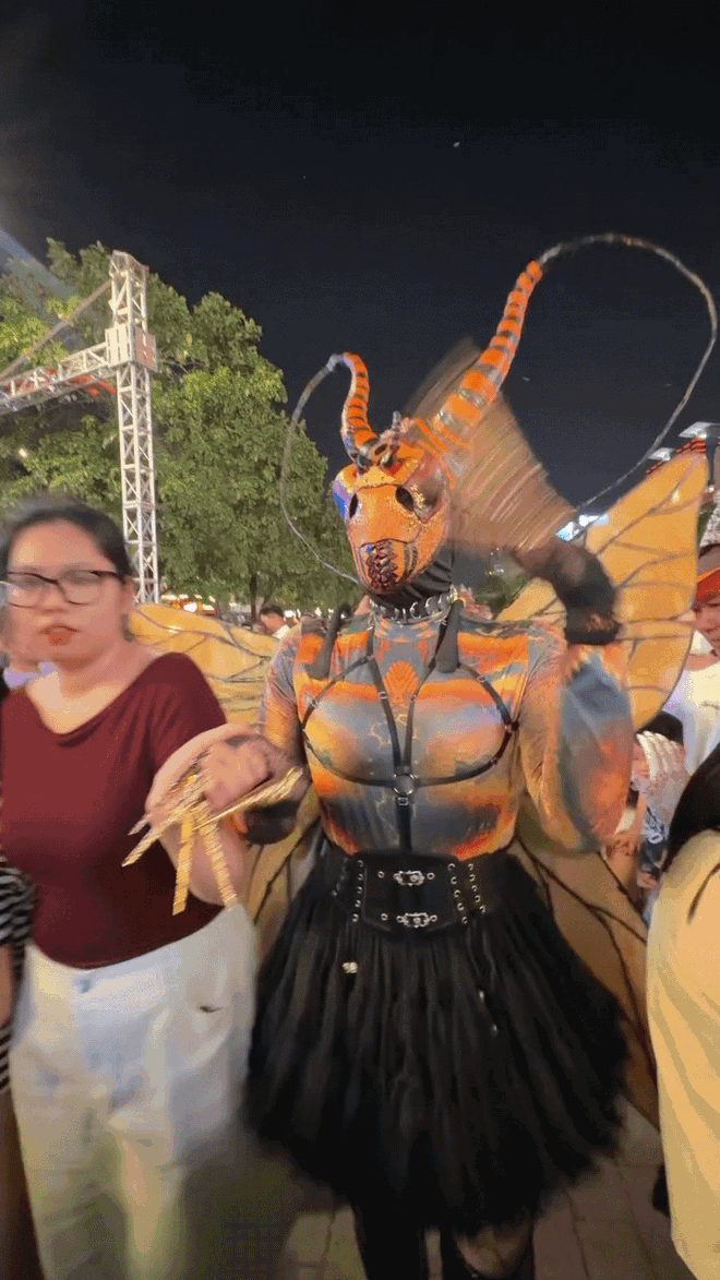 Halloween ở Sài Gòn chơi lớn cỡ này: Đường phố biến thành sàn catwalk, ai nấy đầu tư không tiếc tay - Ảnh 13.