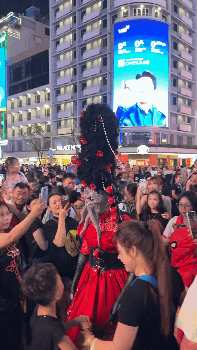 Halloween ở Sài Gòn chơi lớn cỡ này: Đường phố biến thành sàn catwalk, ai nấy đầu tư không tiếc tay - Ảnh 12.