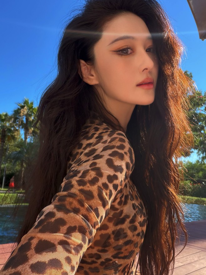 "Đại mỹ nh&acirc;n" thị phi của showbiz, 31 tuổi y&ecirc;n ấm với chồng qu&acirc;n nh&acirc;n: U40 vẫn đẹp như tượng tạc, gu ăn vận qu&aacute; b&eacute;n- Ảnh 7.