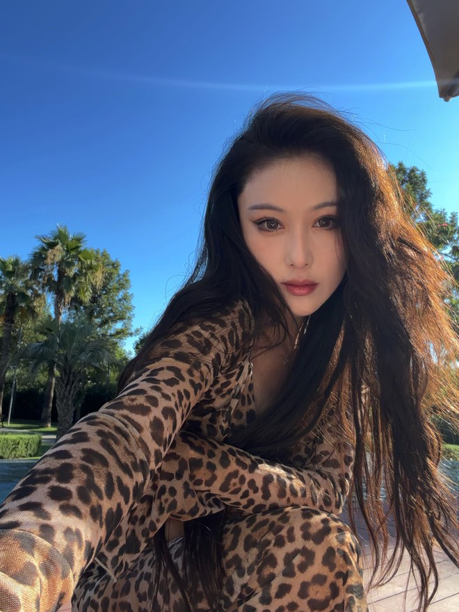"Đại mỹ nh&acirc;n" thị phi của showbiz, 31 tuổi y&ecirc;n ấm với chồng qu&acirc;n nh&acirc;n: U40 vẫn đẹp như tượng tạc, gu ăn vận qu&aacute; b&eacute;n- Ảnh 6.