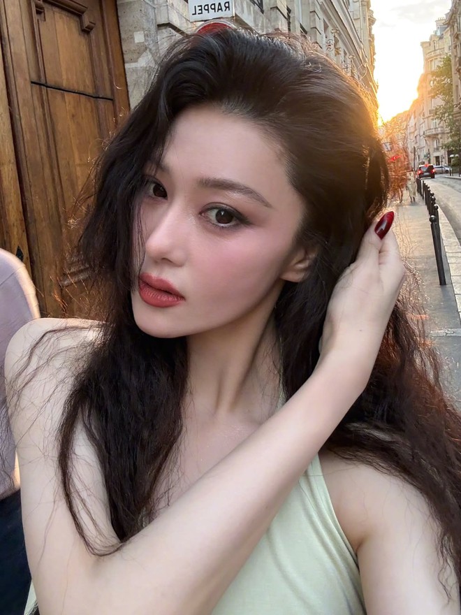"Đại mỹ nh&acirc;n" thị phi của showbiz, 31 tuổi y&ecirc;n ấm với chồng qu&acirc;n nh&acirc;n: U40 vẫn đẹp như tượng tạc, gu ăn vận qu&aacute; b&eacute;n- Ảnh 10.