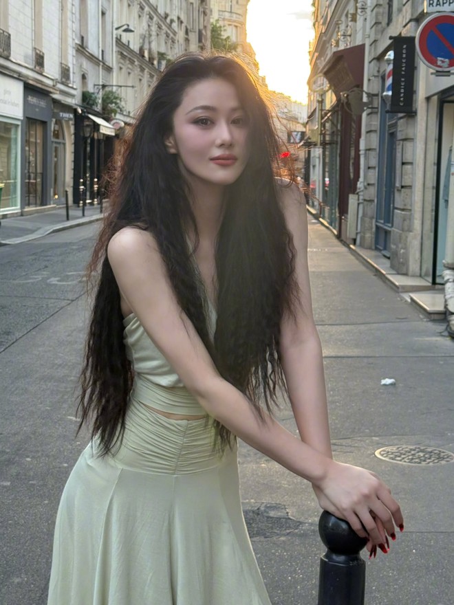 "Đại mỹ nh&acirc;n" thị phi của showbiz, 31 tuổi y&ecirc;n ấm với chồng qu&acirc;n nh&acirc;n: U40 vẫn đẹp như tượng tạc, gu ăn vận qu&aacute; b&eacute;n- Ảnh 11.