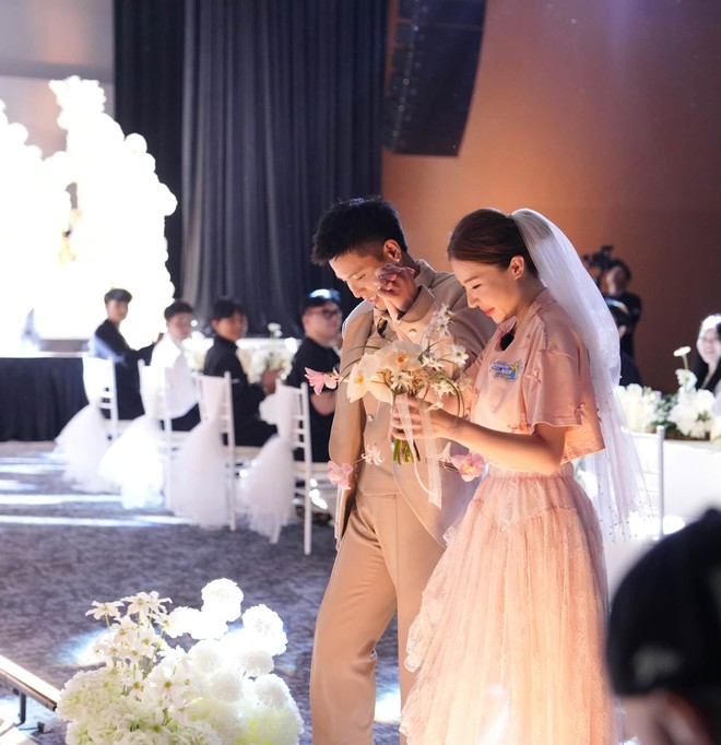 Lê Khanh sau đám cưới với Quân A.P: Công khai nịnh chồng, xác nhận danh phận sau 14 năm bên nhau - Ảnh 6.