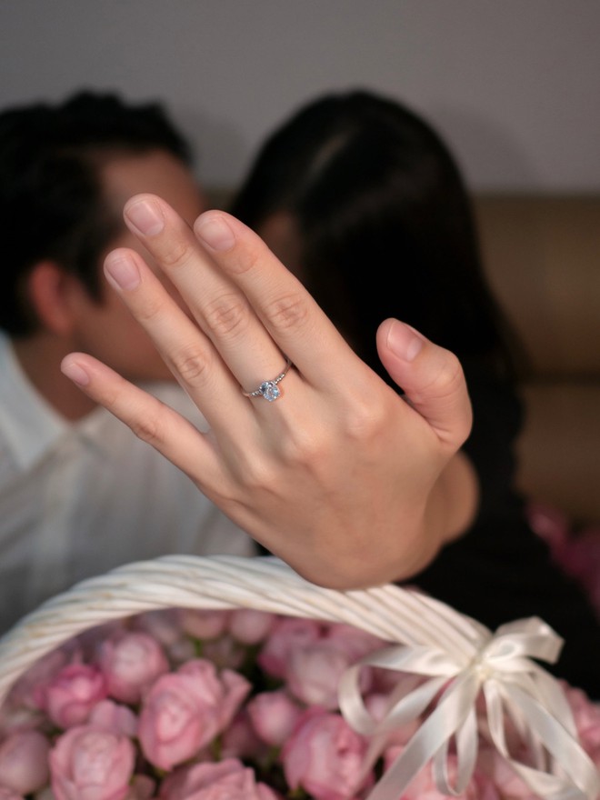 Cơ ph&oacute; nổi tiếng SN 1996 bất ngờ th&ocirc;ng b&aacute;o được cầu h&ocirc;n, danh t&iacute;nh vị h&ocirc;n phu vẫn giữ k&iacute;n - Ảnh 2.