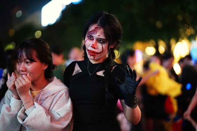 Cả TP.HCM xuống đường tối Halloween, nhiều người kho&aacute;c nguy&ecirc;n &aacute;o mưa xuống phố - Ảnh 8.