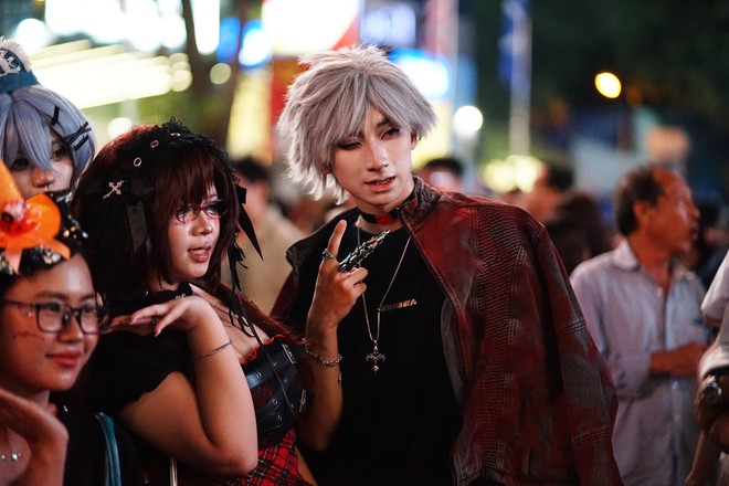 Cả TP.HCM xuống đường tối Halloween, nhiều người kho&aacute;c nguy&ecirc;n &aacute;o mưa xuống phố - Ảnh 7.