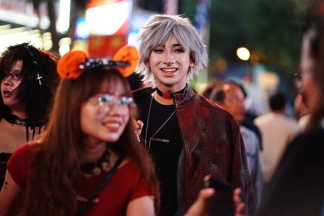 Cả TP.HCM xuống đường tối Halloween, nhiều người kho&aacute;c nguy&ecirc;n &aacute;o mưa xuống phố - Ảnh 9.