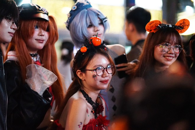 Cả TP.HCM xuống đường tối Halloween, nhiều người kho&aacute;c nguy&ecirc;n &aacute;o mưa xuống phố - Ảnh 6.