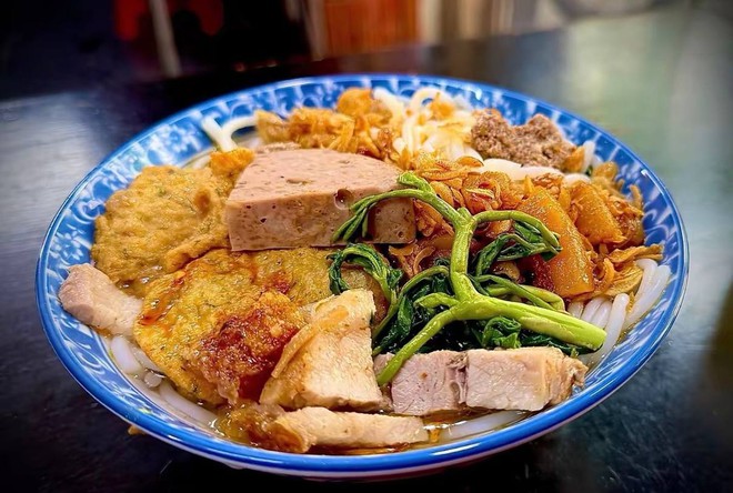 Qu&aacute;n canh b&uacute;n cua gia truyền ở phố cổ H&agrave; Nội, sợi b&uacute;n to gấp v&agrave;i lần b&igrave;nh thường, d&ugrave;ng 5 kg cua đồng cho nồi nước d&ugrave;ng - Ảnh 2.
