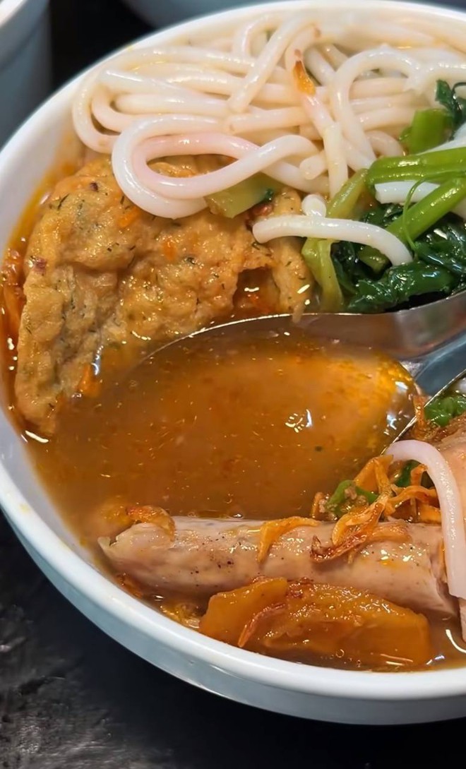 Qu&aacute;n canh b&uacute;n cua gia truyền ở phố cổ H&agrave; Nội, sợi b&uacute;n to gấp v&agrave;i lần b&igrave;nh thường, d&ugrave;ng 5 kg cua đồng cho nồi nước d&ugrave;ng - Ảnh 11.