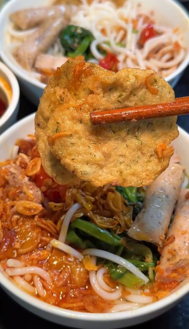 Qu&aacute;n canh b&uacute;n cua gia truyền ở phố cổ H&agrave; Nội, sợi b&uacute;n to gấp v&agrave;i lần b&igrave;nh thường, d&ugrave;ng 5 kg cua đồng cho nồi nước d&ugrave;ng - Ảnh 9.