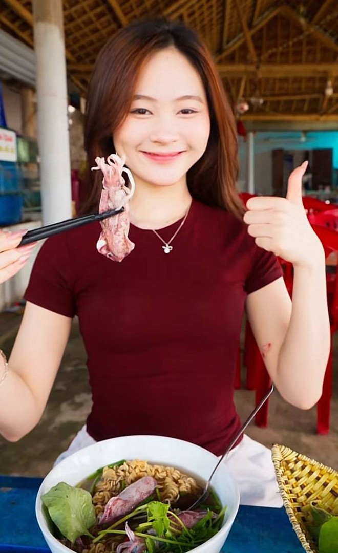 Việt Nam c&oacute; l&agrave;ng ch&agrave;i b&aacute;n loại mực chết l&agrave; mất gi&aacute;, nửa triệu đồng một kg m&agrave; người d&acirc;n vẫn v&ocirc; tư ăn với m&igrave; t&ocirc;m - Ảnh 7.